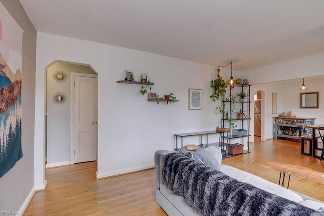 Building Photo - 171 W Bay Ave