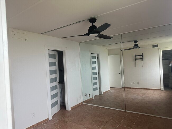 Building Photo - 4334 Ocean Dr