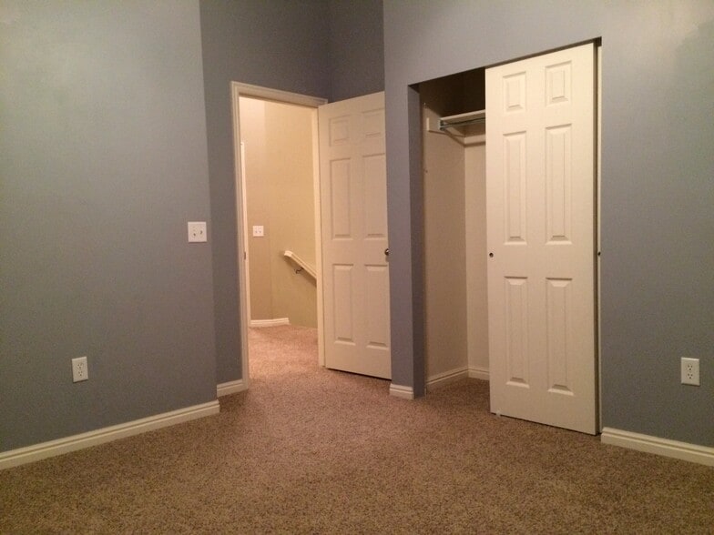 Building Photo - 825 Jordan Oaks Ct