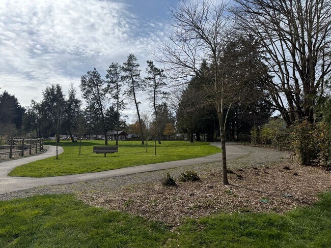 Building Photo - 2Bd/2Ba Redmond Duplex