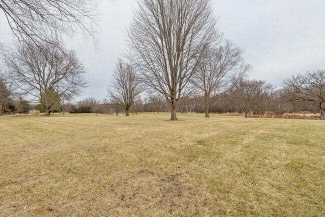 Building Photo - 825 Country Club Dr