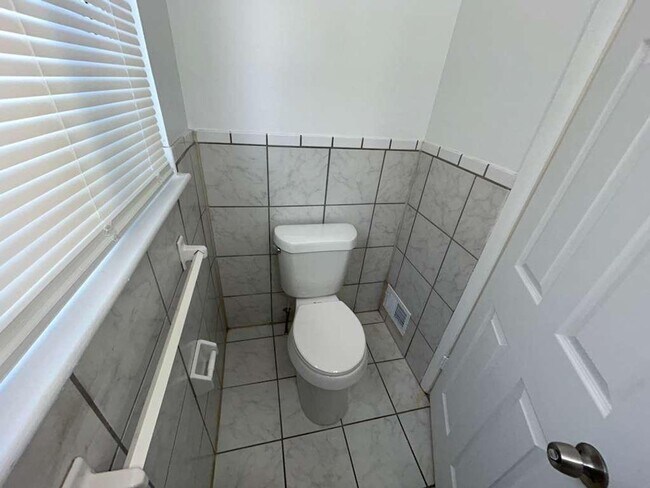 Building Photo - Colonial Ready For You