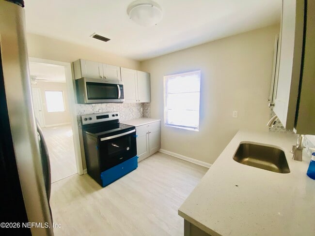 Building Photo - 1737 W 24th St