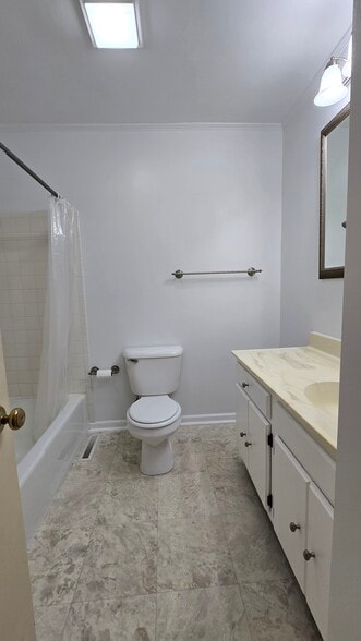 Hallway bathroom - 790 Vine St