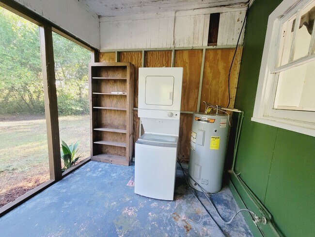 Building Photo - PRIVATE & Spacious 2/1 SE House on 1 Acre w/ Wood Floors, Washer/Dryer, & Screened Porch! Avail N...