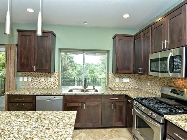 Building Photo - PRELEASING FOR BEGINNING OF JUNE! COME INTO YOUR OASIS!