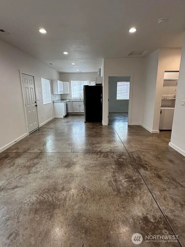 Building Photo - 3 Bedroom Unit in 4 Plex, close to Downtown Moses Lake!