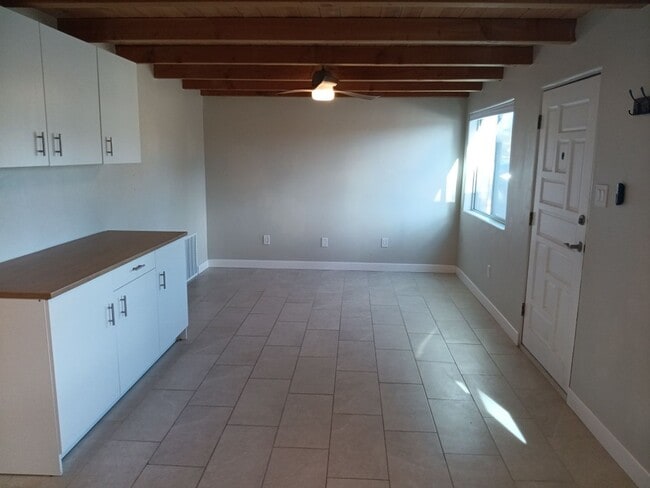 Building Photo - Stunning 4-bedroom 3-bathroom home in Santa Fe! Showings available NOW!