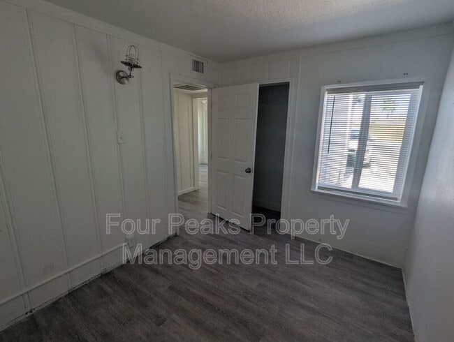 Building Photo - 102 E Hatcher Rd