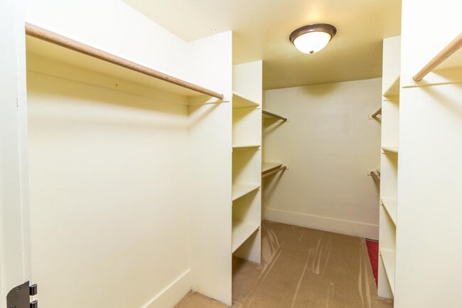 Building Photo - Updated and Fresh 3  Bedroom 2 Bath in Des...