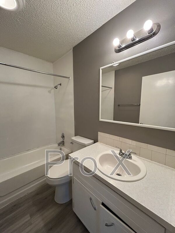 Building Photo - 409 Park St