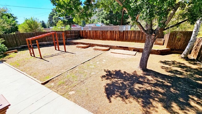 Building Photo - Beautiful 3 Bed, 2 Bath with a Bonus Room and Large Yard!