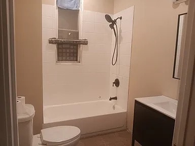 Building Photo - 5005 W Chicago Ave