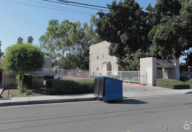 Building Photo - 3914 Live Oak St