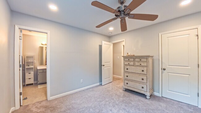 Bedroom #2 on 2nd floor with full bathroom and small custom closet - 107 Abbots Glen Ct