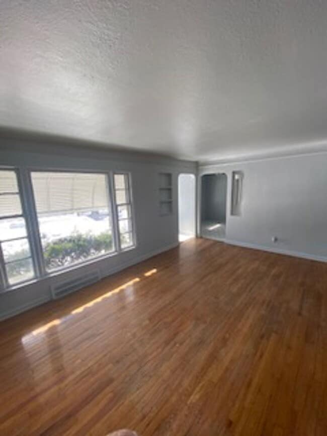 Building Photo - Cozy 3 Bedroom Home