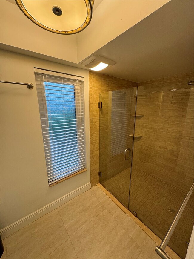 Building Photo - 5921 SW 17th Ct