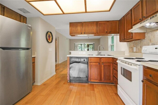 Building Photo - 135 Woodlake Wynde