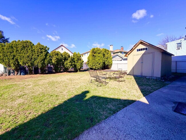Building Photo - Move in ready, spacious, 4 bedroom, 3 bath single-family home available for rent in Hackensack, NJ.