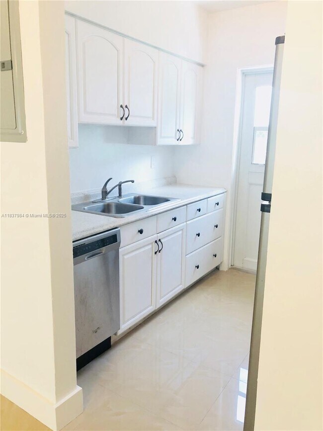 Building Photo - 8227 Crespi Blvd