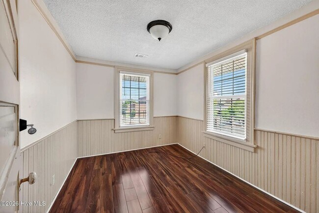 Building Photo - Ideal for Medical Professionals & Students – Spacious 5BR Near Downtown