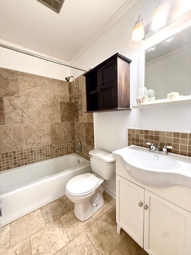 Building Photo - Now Available – Fully Remodeled 3 Bed / 2 ...