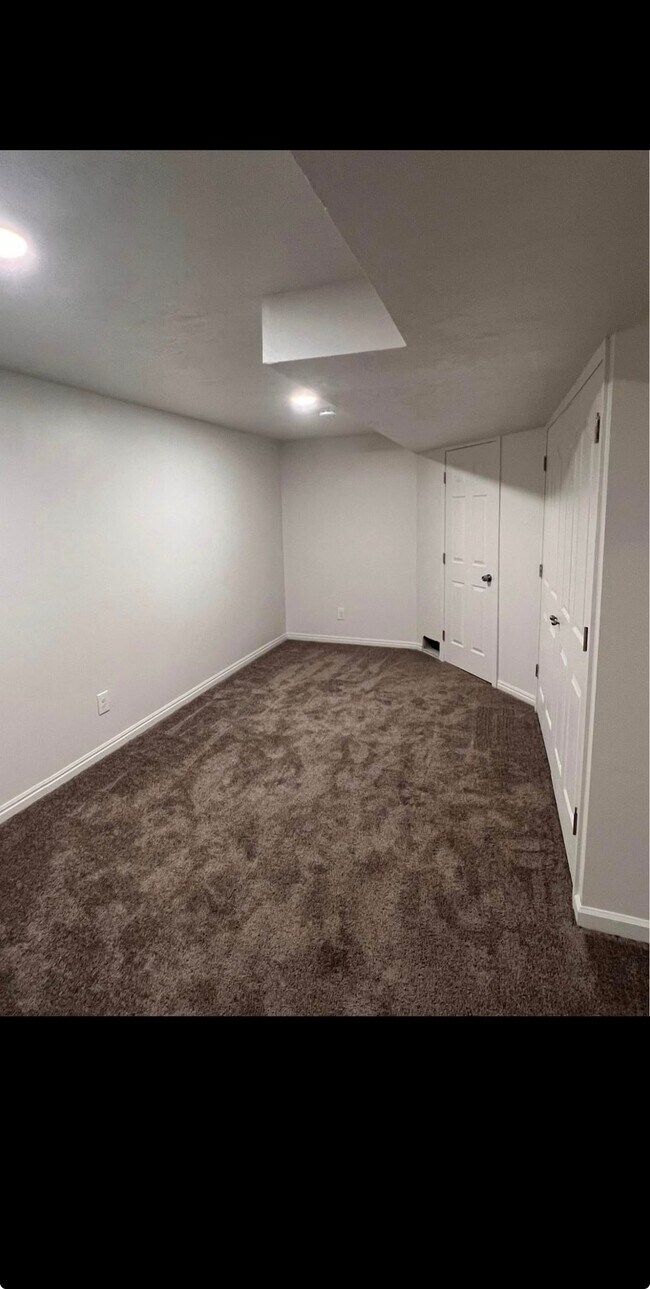 Building Photo - 3004 S Perennial Ct