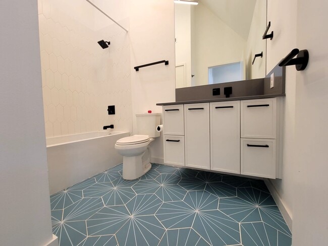 Building Photo - Modern 1/BR 1/BA with Tall Ceilings, Natur...