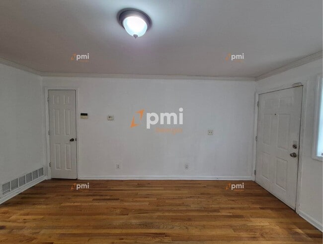 Building Photo - 3206 Mathieson Dr NE