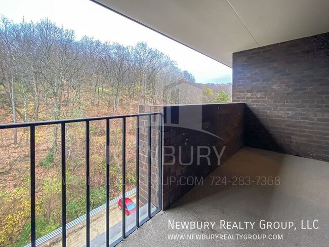 Building Photo - Luxury 1-Bedroom Penthouse with Modern Ren...