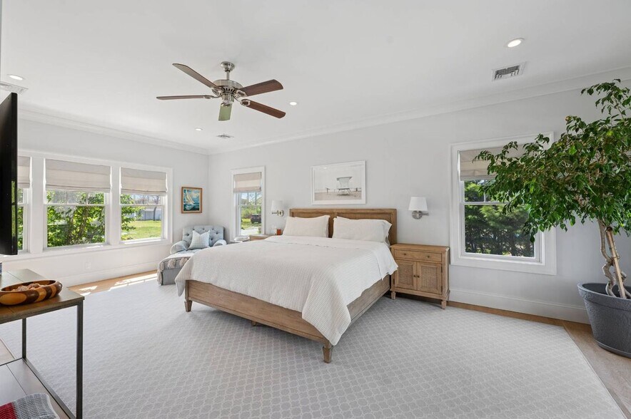 Building Photo - 32 W Neck Cir