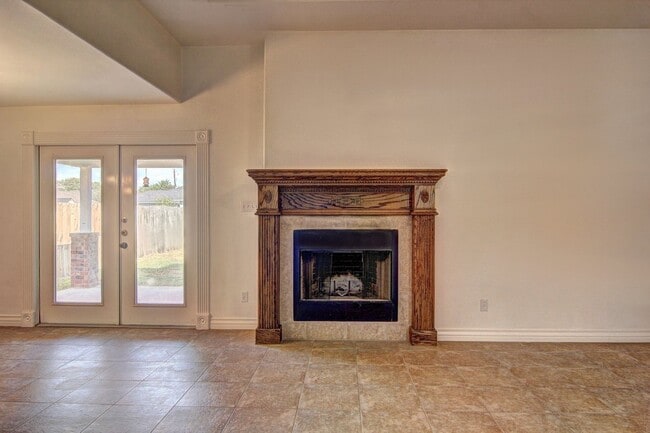 Building Photo - 2418 Handlin Dr