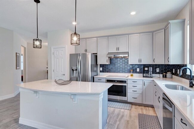 Building Photo - 3459 Current Ave