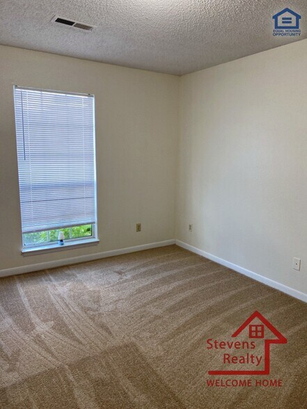 Building Photo - 443 Oriole Dr