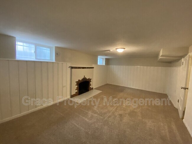 Building Photo - 1410 N Glencoe St