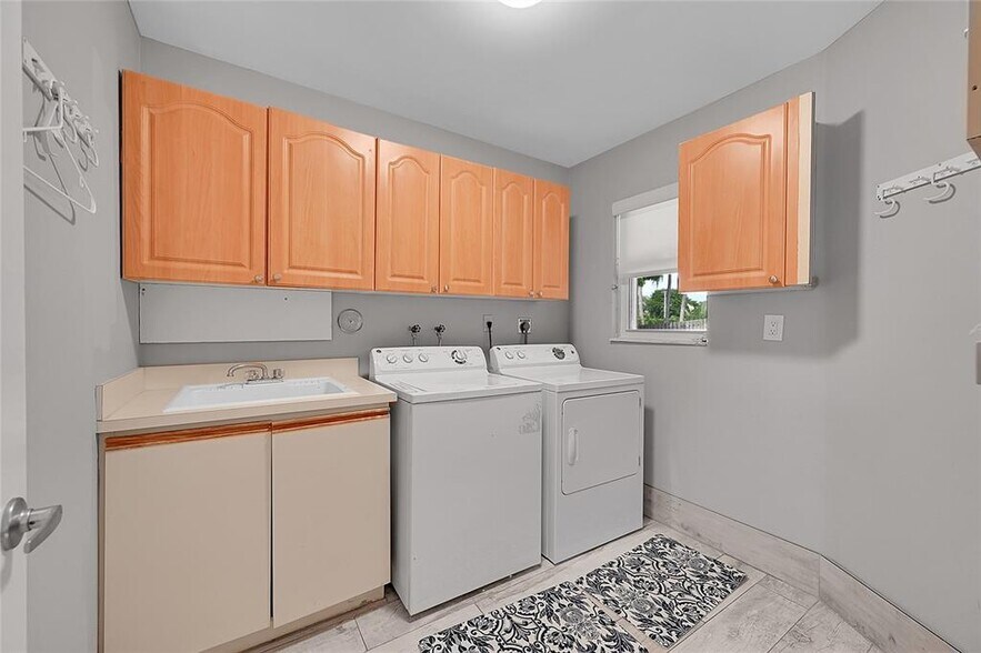 Building Photo - 9841 SW 1st St