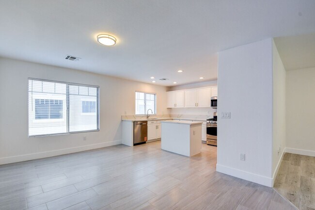 Building Photo - Gorgeous 3 bedroom 2.5 bathroom Townhome c...