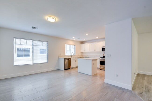 Building Photo - Gorgeous 3 bedroom 2.5 bathroom Townhome conveniently located in the heart of Henderson.