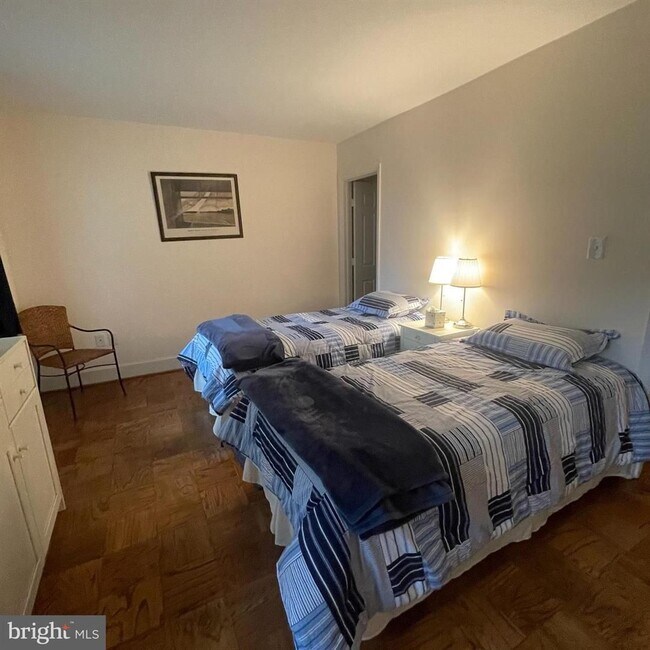 Building Photo - Wesley Heights Beautiful Fully Furnished 2 Bed, Two and a Half Bath