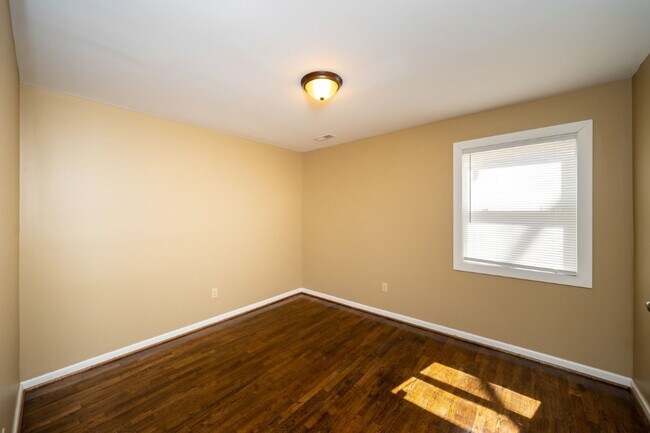 Building Photo - Move-In Ready Modern Makeover! Spacious 4-...