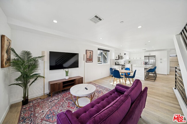 Building Photo - 835 N Harvard Blvd