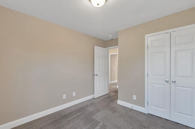 Building Photo - 3 BR close to Stone Bay!