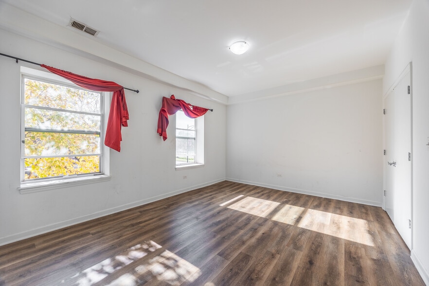 Building Photo - 1542 W Glenlake Ave