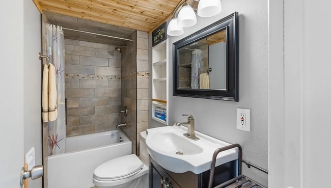 Building Photo - 1372 Orchard Loop