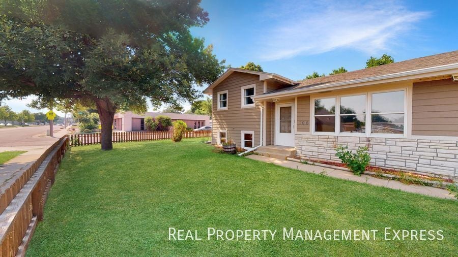 Building Photo - 3 Bed 2 Bath Duplex w/ Attached Garage