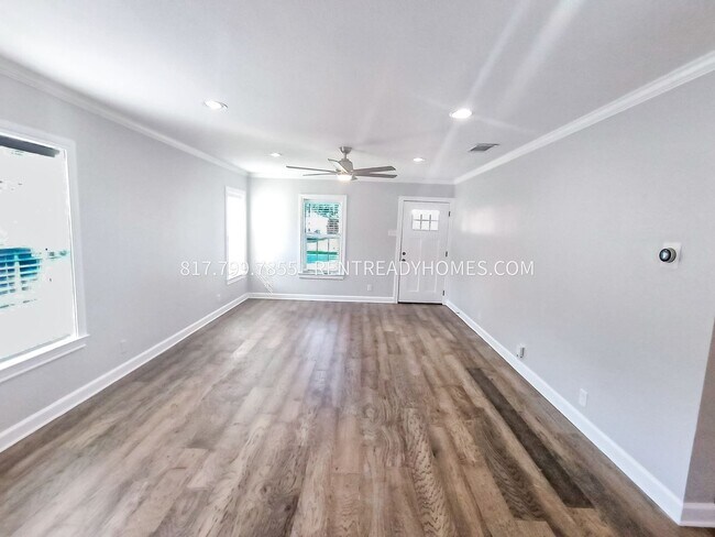 Building Photo - 2411 N Prairie Ave