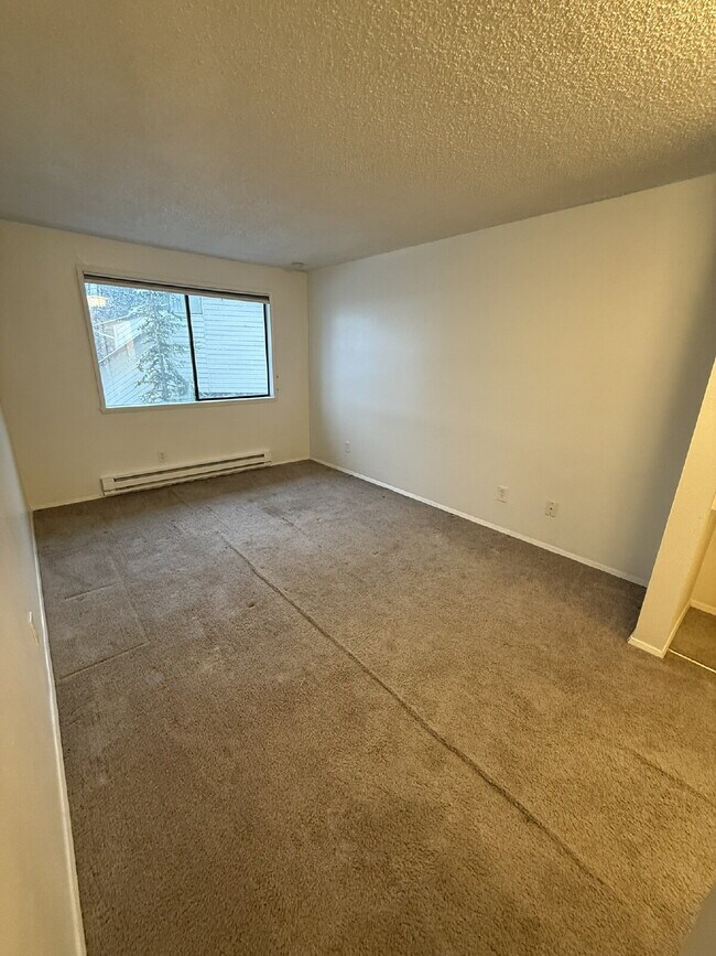 Building Photo - "Spacious 2-Bedroom with 1.5 Baths in the Heart of Kent – 1072 Sq Ft of Comfort!"
