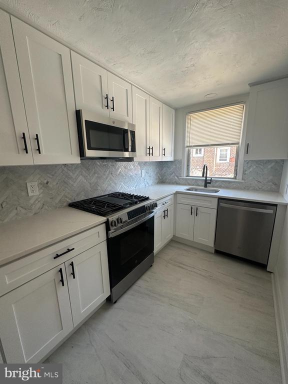 Building Photo - 2204 Lynn Blvd