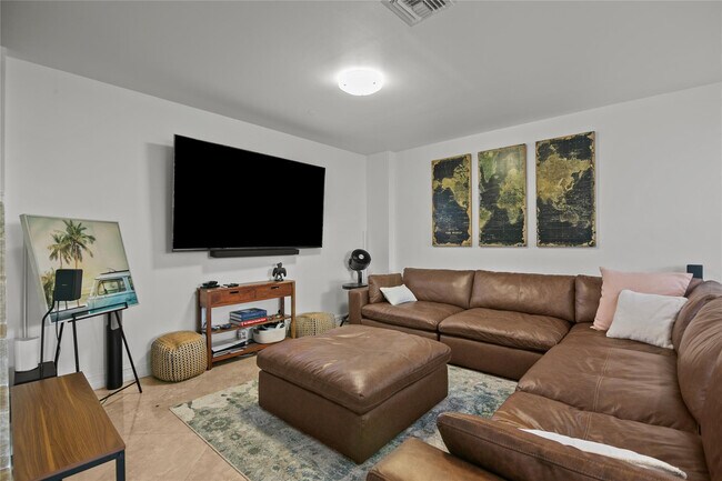 Building Photo - 732 NE 15th Ave