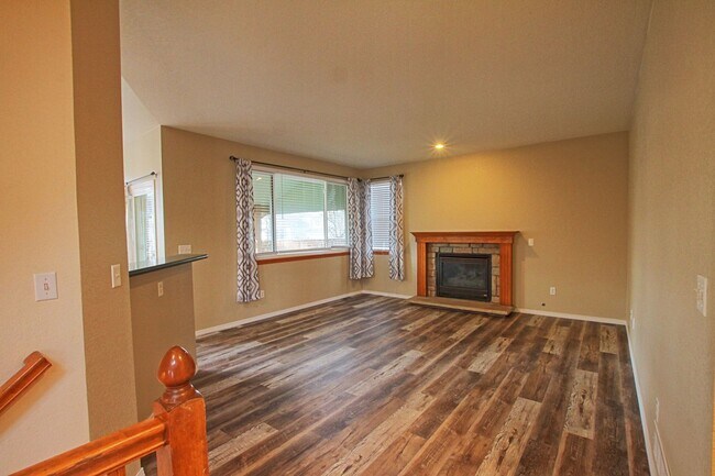Building Photo - 1319 Iris Cir